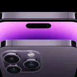Nowy iPhone 14 Pro z fioletowym ekranem i potrójnym aparatem.