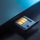Złota karta SIM w wysuniętej tacce, telefon nie czyta karty sim.