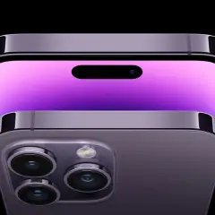 Nowy iPhone 14 Pro z fioletowym ekranem i potrójnym aparatem.