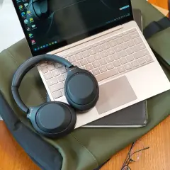 Słuchawki Sony na laptopie, gotowe do sparowania. Idealny zestaw do pracy i podróży.