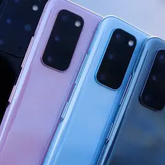 Eleganckie telefony do 800 zł w pastelowych kolorach: czarny, różowy, błękitny i granatowy.