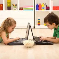 Dzieci korzystają z laptopów, a rodzice mają pewność, że kontrola rodzicielska na komputerze działa.