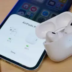Jak połączyć AirPods z iPhone? Na ekranie telefonu widać status połączenia i poziom baterii słuchawek.