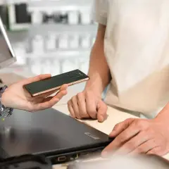 Pomoc w naprawie telefonu z pękniętym ekranem. Dowiedz się, jak wyświetlić uszkodzony ekran telefonu na komputerze.
