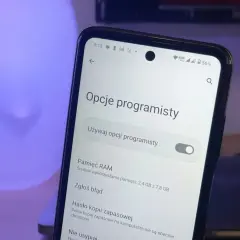 Ekran telefonu z włączonymi opcjami programisty. Widoczne menu z opcjami takimi jak "Pamięć RAM" i "Zgłoś błąd".