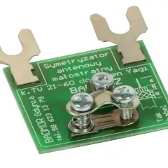 Symetryzator antenowy do anteny Yagi, z metalowymi złączami i śrubami mocującymi.