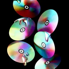 Tęczowe płyty CD, jakby stopione, z metalicznymi kroplami spływającymi po ich powierzchni. Dźwięk w formacie flac rozpływa się w tęczowym blasku.