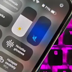 Ekran telefonu z ikonami: latarka, jasność, wyciszenie, notatka głosowa, portfel, hotspot.