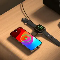 Na stoliku nocnym leży iPhone i Apple Watch ładowane bezprzewodowo. Obok paszport i karta "Welcome". To pokazuje, jak działa magsafe co to za technologia.
