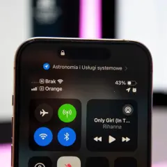 Brak sieci w telefonie. Na ekranie iPhone'a widać ikonę braku zasięgu i nazwę operatora Orange.