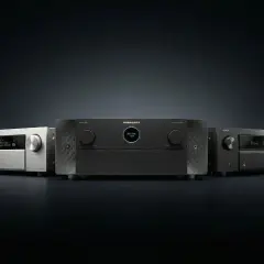Rząd nowoczesnych amplitunerów kina domowego, w tym Marantz i Denon, gotowych do odtwarzania dźwięku Dolby.
