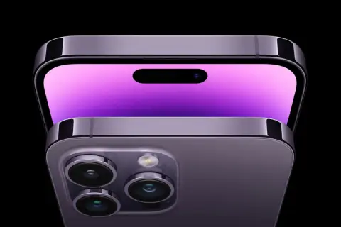 Nowy iPhone 14 Pro z fioletowym ekranem i potrójnym aparatem.