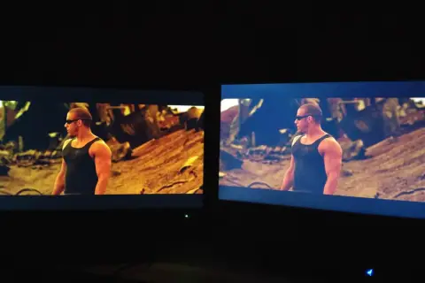 Dwa ekrany telewizorów pokazujące tę samą scenę z filmu z różnymi kolorami.