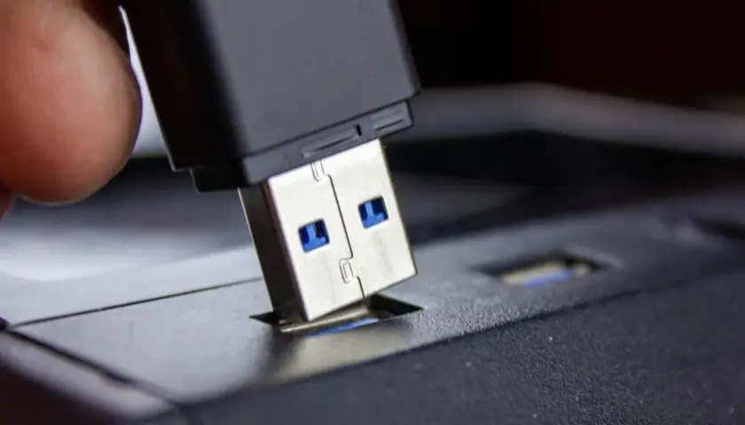 Telefon nie widzi pendrive'a? 5 kroków do rozwiązania problemu!