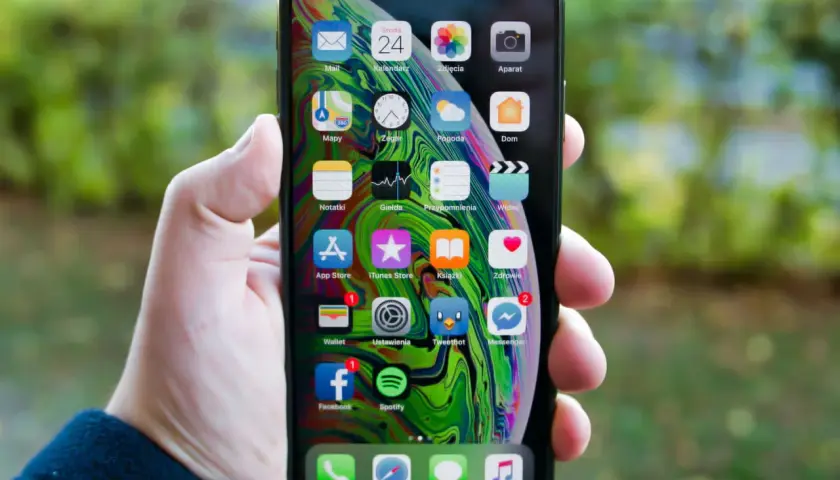 iPhone XS Max: Ile cali ma ekran i czy warto go kupić w 2026?