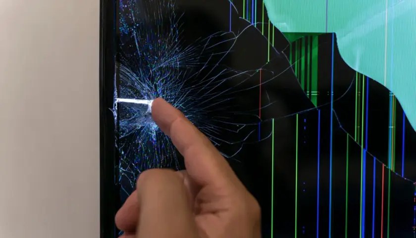 Uszkodzona matryca telewizora, widoczne pęknięcia i kolorowe linie. Czas na wymianę matrycy.