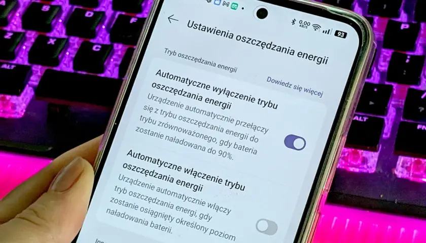 Telefon wyświetla ustawienia oszczędzania energii. Można tu włączyć funkcję always on display, która automatycznie wyłączy tryb oszczędzania energii przy 90% baterii.