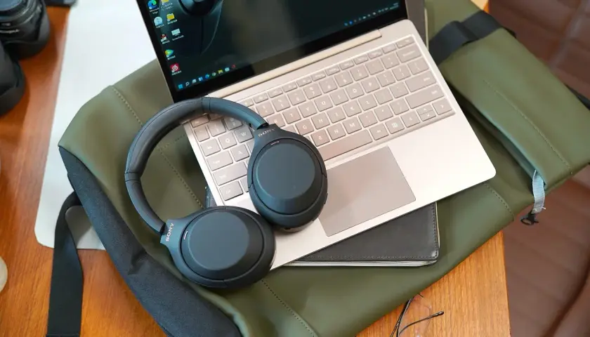 Słuchawki Sony na laptopie, gotowe do sparowania. Idealny zestaw do pracy i podróży.
