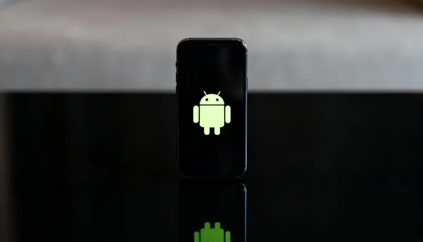 Smartfon z logo Android na czarnym ekranie, gotowy do nagrywania rozmów.