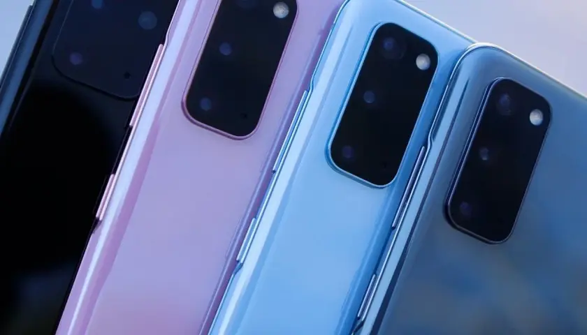 Eleganckie telefony do 800 zł w pastelowych kolorach: czarny, różowy, błękitny i granatowy.
