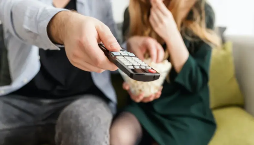 Jak zaprogramować pilot od dekodera do TV? Jeden pilot wystarczy!