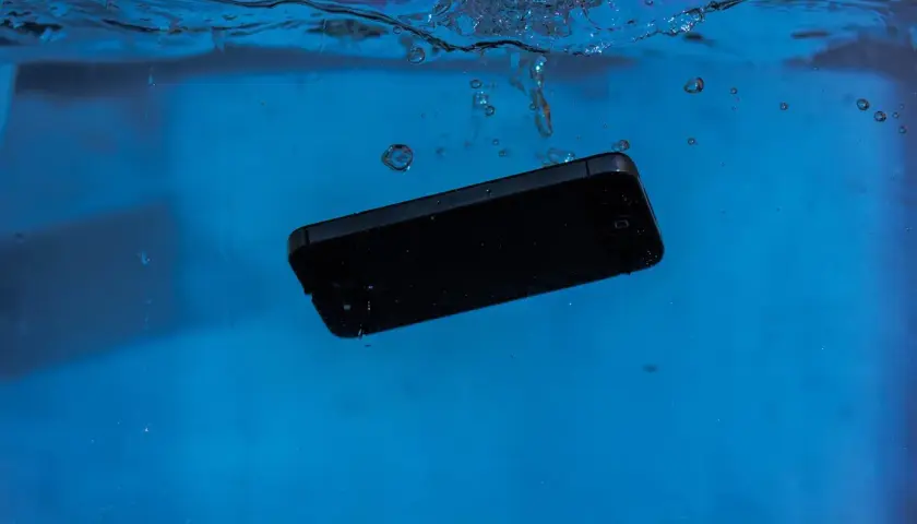 iPhone 13: Wodoodporny czy wodoszczelny? Co z gwarancją?