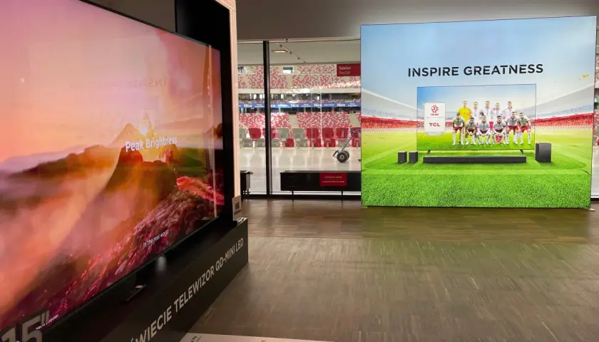 TCL to firma znana z innowacyjnych telewizorów, jak ten z napisem "Inspire Greatness", prezentujący drużynę piłkarską.