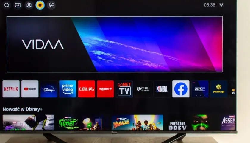 Telewizor z systemem vidaa wyświetla menu z ikonami aplikacji: Netflix, YouTube, Disney+, Prime Video, cda.pl, Rakuten TV, Chili, NBA, Facebook, UEFA.tv, Polsat Go.