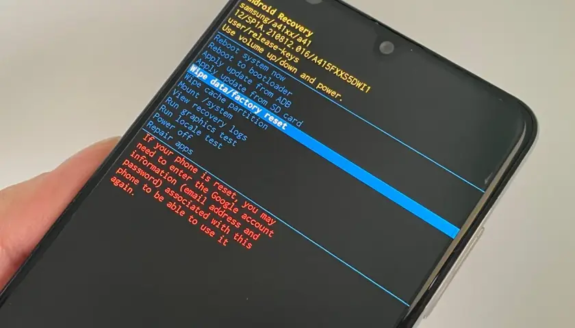 Ekran trybu odzyskiwania Samsunga z opcją "Wipe data/factory reset", która pomoże, jak odblokowac telefon Samsung gdy zapomni sie kodu.