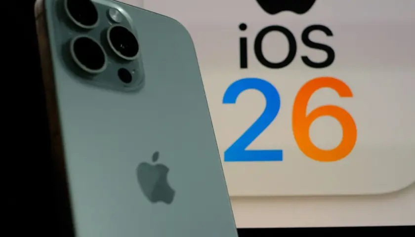 iPhone z systemem iOS 26.3, z widocznym logo Apple i aparatem.