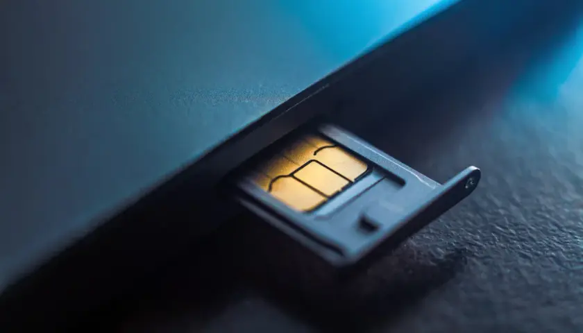 Złota karta SIM w wysuniętej tacce, telefon nie czyta karty sim.