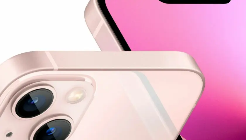 Różowy iPhone 13 premiera. Dwa obiektywy aparatu i ekran z notchem.