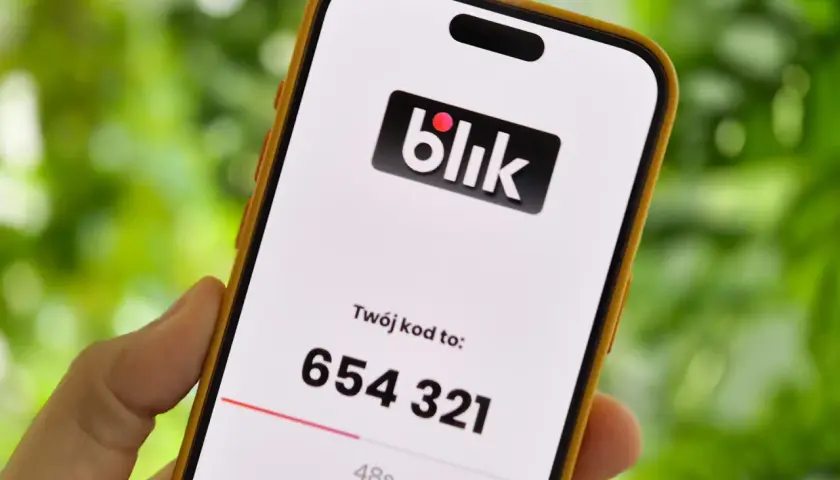 Telefon z aplikacją Blik, wyświetlający kod 654 321. Czas do wygaśnięcia kodu to 48 sekund. Mam nadzieję, że nie będzie problemów z płatnością.