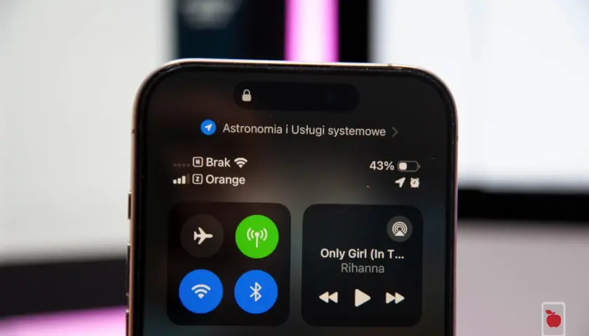 Brak sieci w telefonie. Na ekranie iPhone'a widać ikonę braku zasięgu i nazwę operatora Orange.