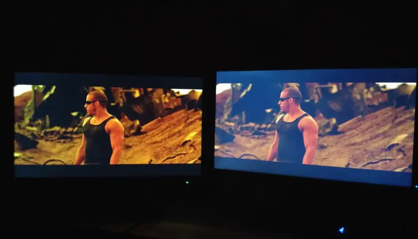 Dwa ekrany telewizorów pokazujące tę samą scenę z filmu z różnymi kolorami.