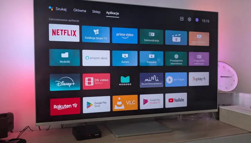 Ekran Tizen TV z ikonami aplikacji: Netflix, Prime Video, Disney+, YouTube i innymi.
