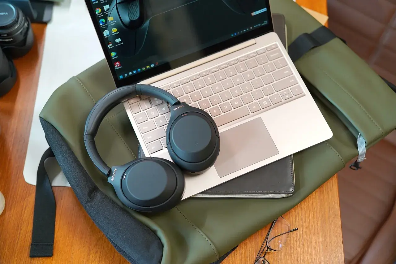 Słuchawki Sony na laptopie, gotowe do sparowania. Idealny zestaw do pracy i podróży.