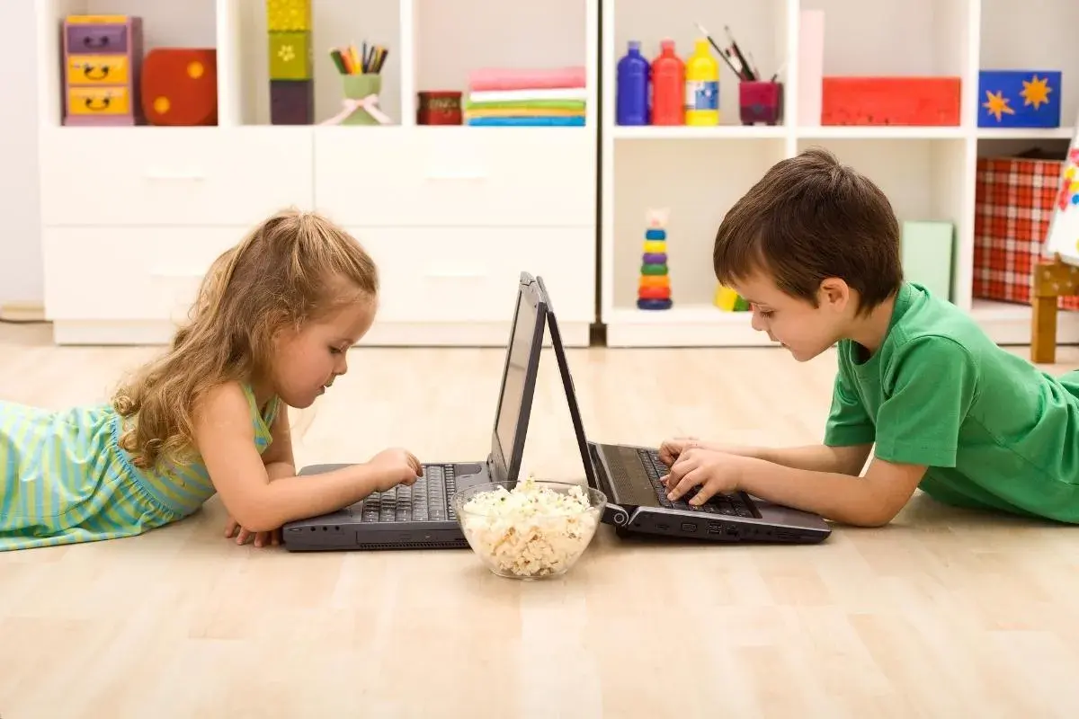 Dzieci korzystają z laptopów, a rodzice mają pewność, że kontrola rodzicielska na komputerze działa.