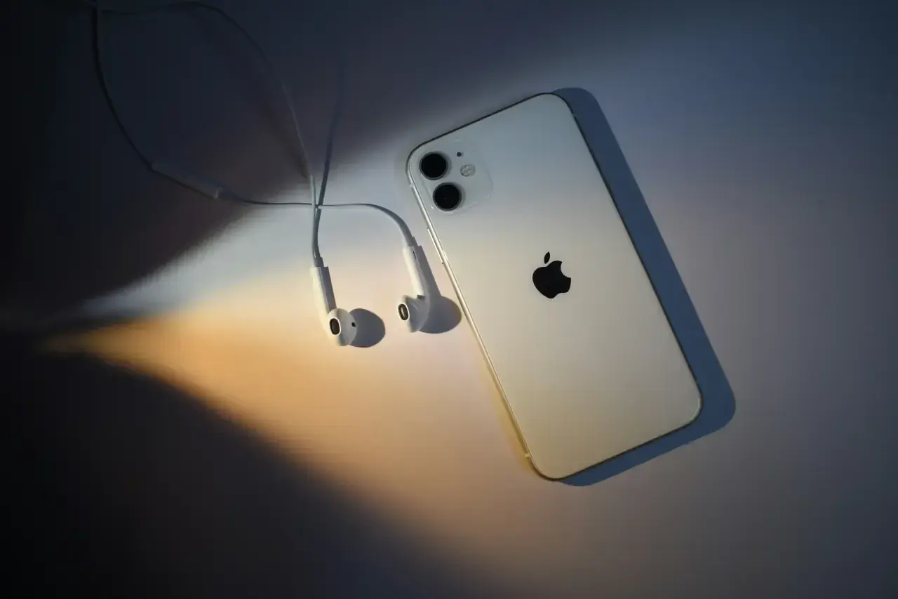 Biały iPhone 11 z słuchawkami, gotowy na premierę.
