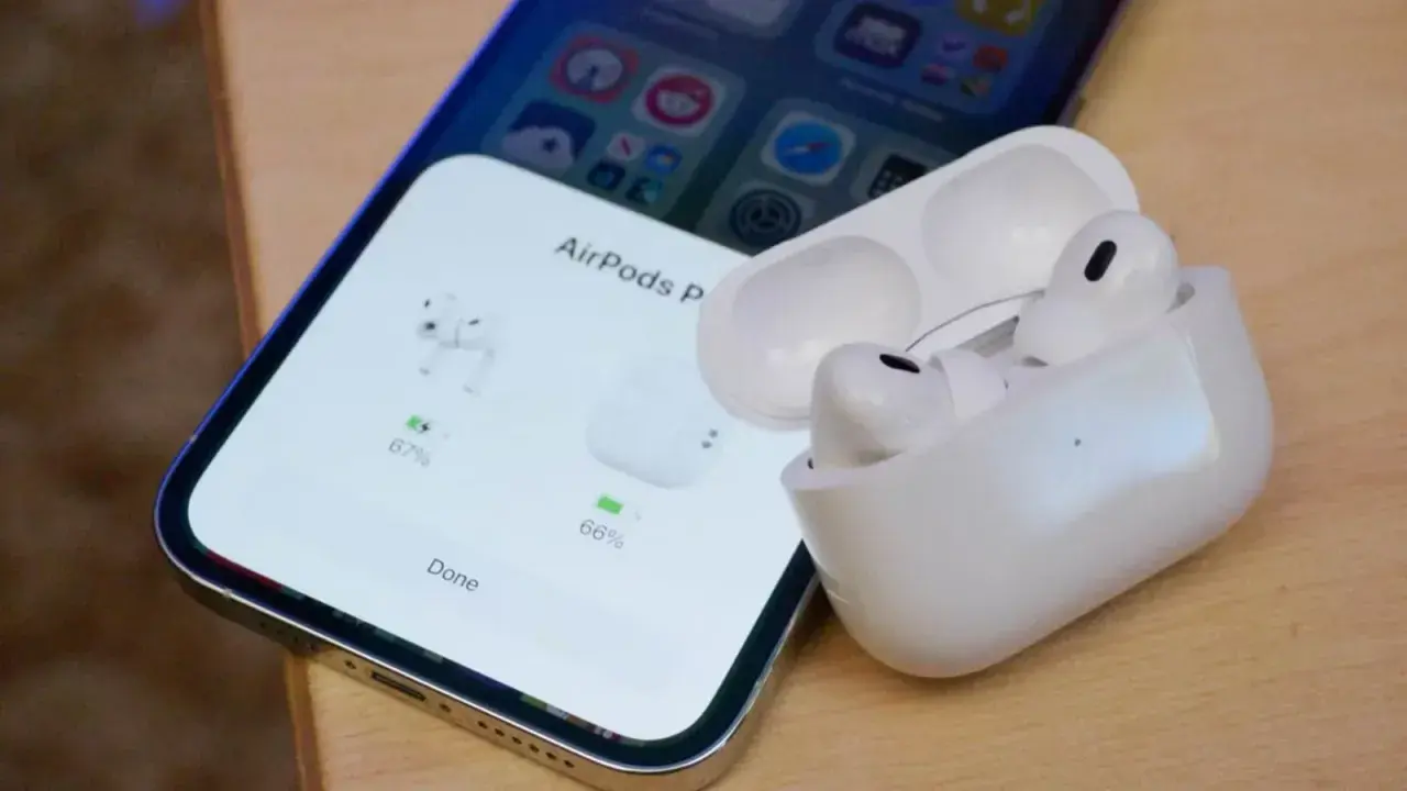 Jak połączyć AirPods z iPhone? Na ekranie telefonu widać status połączenia i poziom baterii słuchawek.
