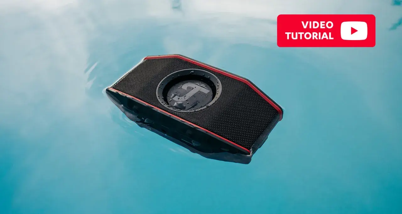 Głośnik z certyfikatem IPX5 unosi się na wodzie, gotowy na letnie imprezy. Wideo tutorial dostępny.