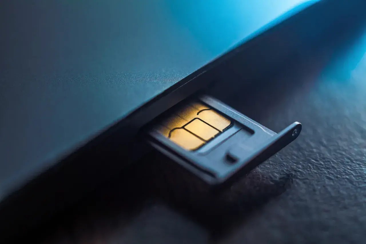 Złota karta SIM w wysuniętej tacce, telefon nie czyta karty sim.
