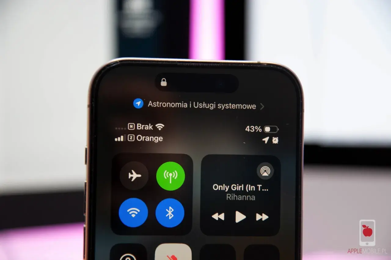 Brak sieci w telefonie. Na ekranie iPhone'a widać ikonę braku zasięgu i nazwę operatora Orange.