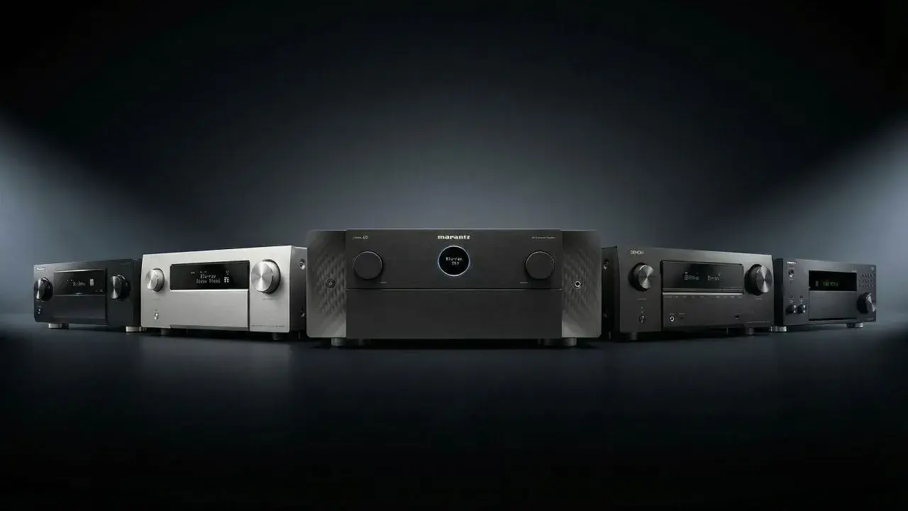 Rząd nowoczesnych amplitunerów kina domowego, w tym Marantz i Denon, gotowych do odtwarzania dźwięku Dolby.