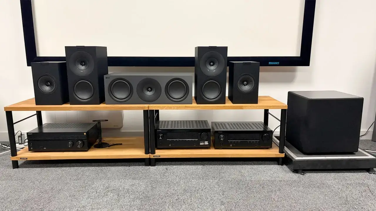 System kina domowego z głośnikami KEF i subwooferem, gotowy na wrażenia dźwiękowe Dolby.