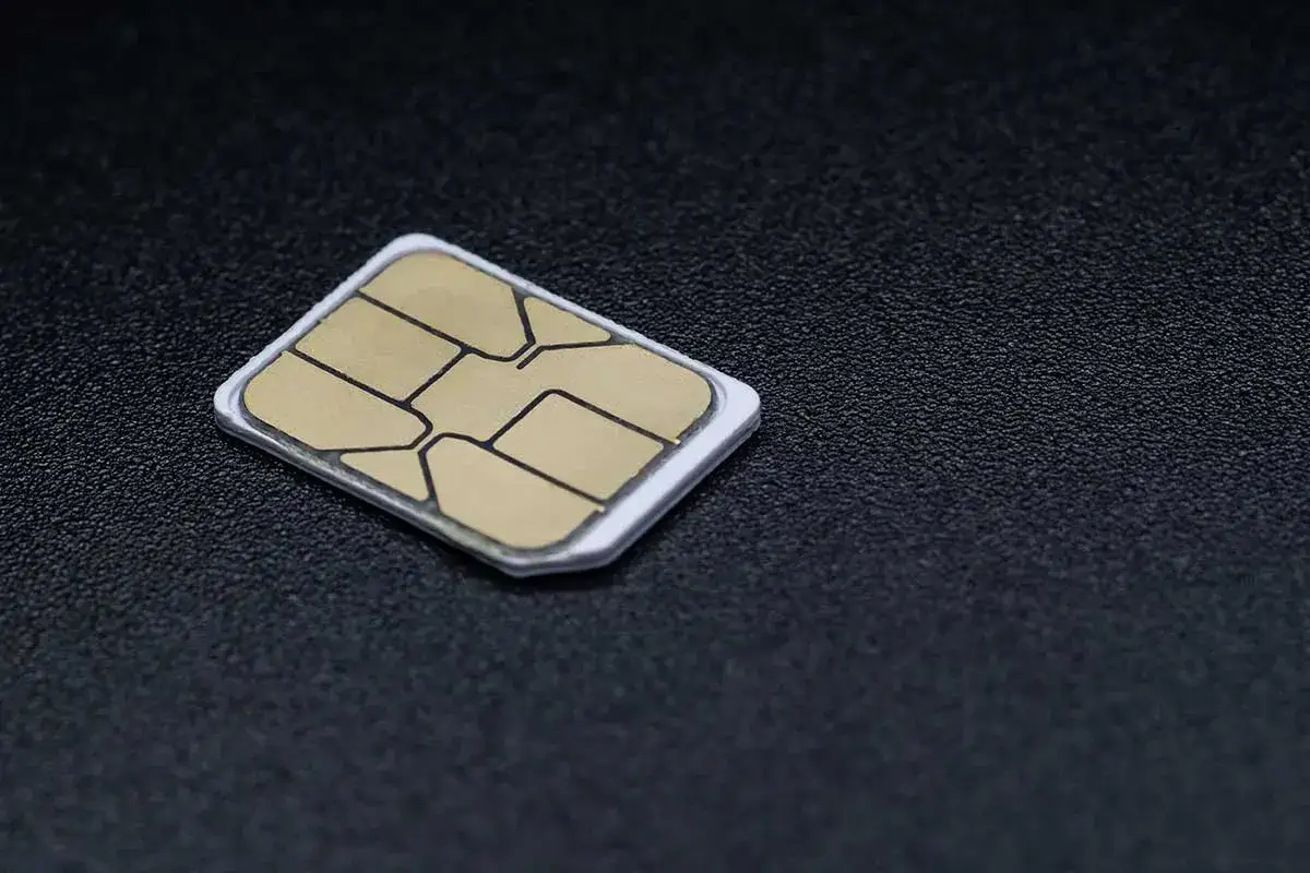 Karta SIM na czarnym tle. Może to być powód, dla którego telefon nie czyta karty SIM.