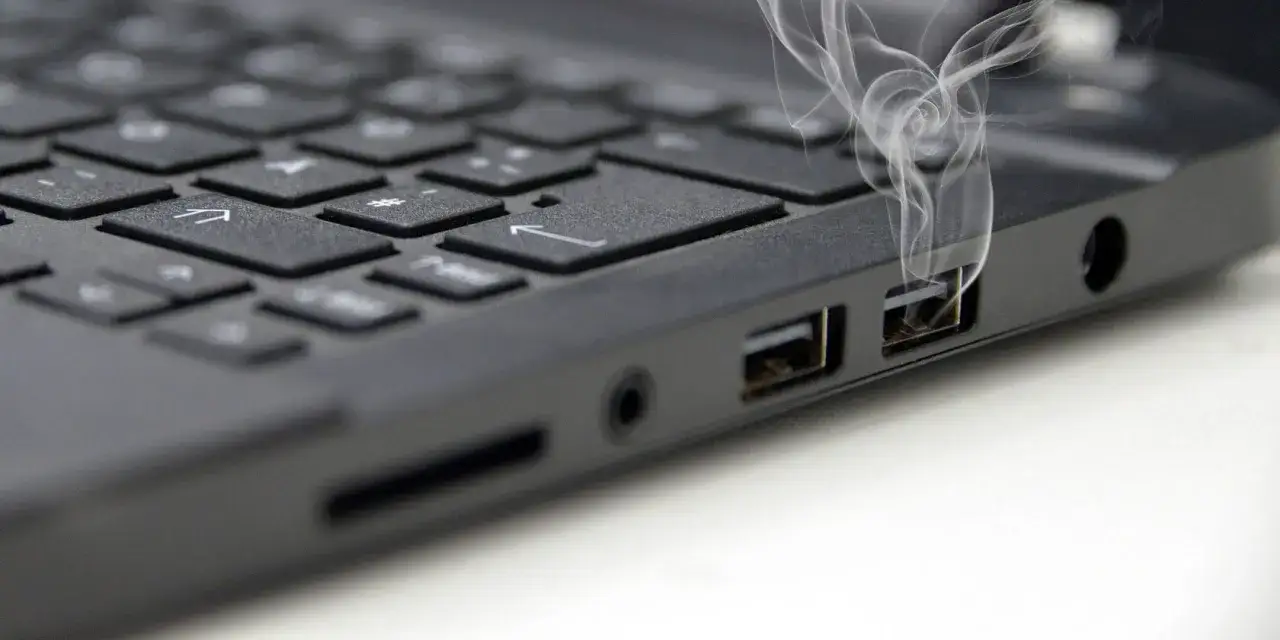 Dym wydobywa się z portu USB laptopa. Komputer nie widzi telefonu, bo coś poszło nie tak z połączeniem.