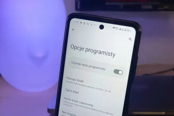 Ekran telefonu z włączonymi opcjami programisty. Widoczne menu z opcjami takimi jak "Pamięć RAM" i "Zgłoś błąd".