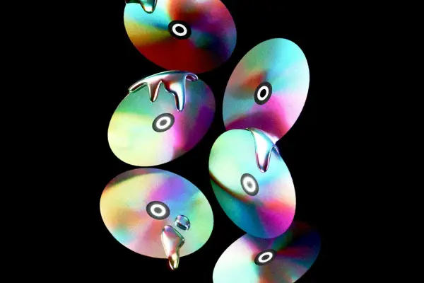 Tęczowe płyty CD, jakby stopione, z metalicznymi kroplami spływającymi po ich powierzchni. Dźwięk w formacie flac rozpływa się w tęczowym blasku.