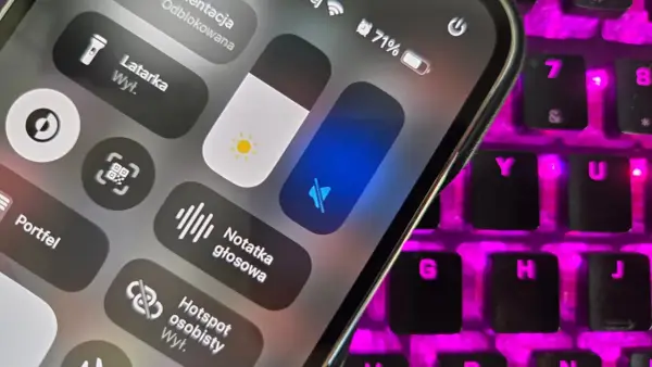 Ekran telefonu z ikonami: latarka, jasność, wyciszenie, notatka głosowa, portfel, hotspot.